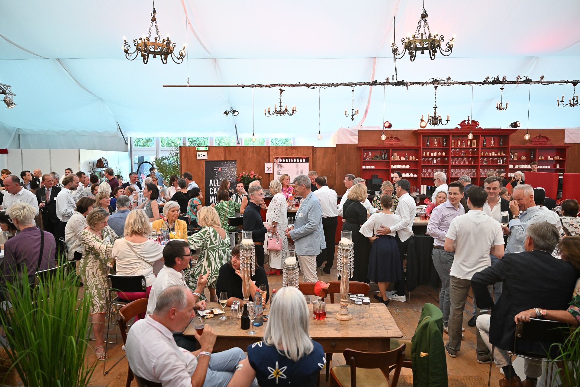 Koele drankjes zijn verkrijgbaar aan de bar tijdens de pauzes op het Düsseldorf Festival