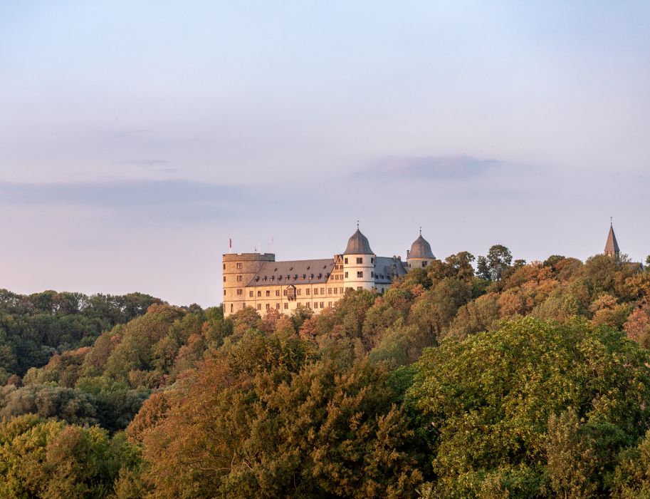 Kasteel Wewelsburg is een historische leer- en ervaringsplek, gelegen boven de Almevallei