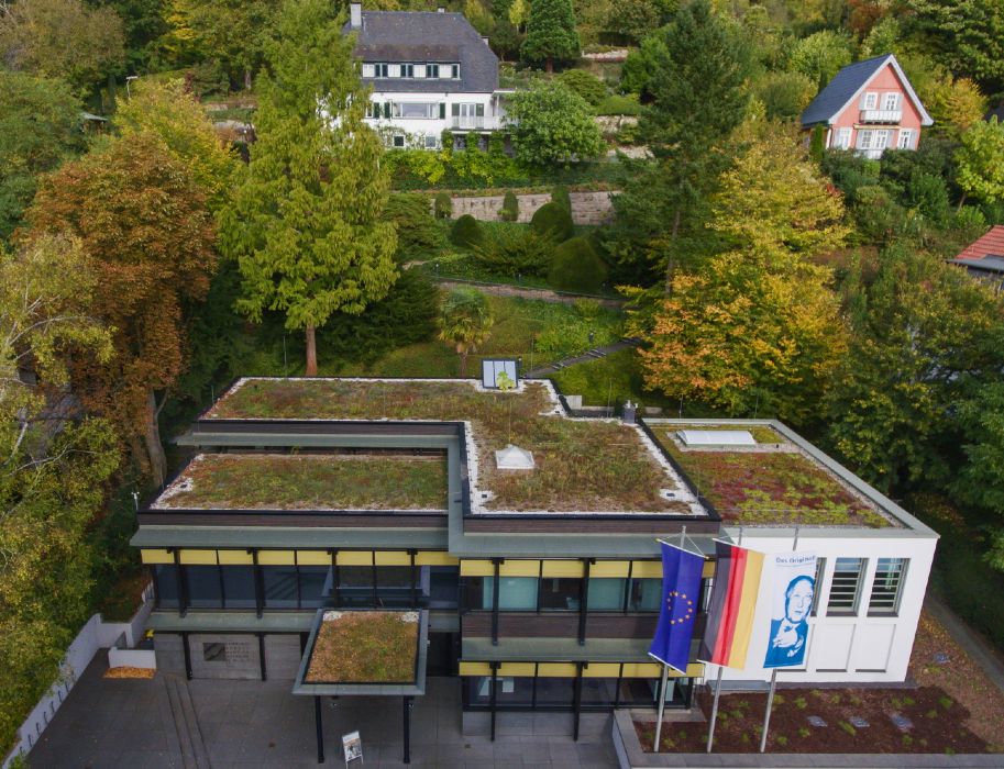 Museumgebouw met huis op de achtergrond