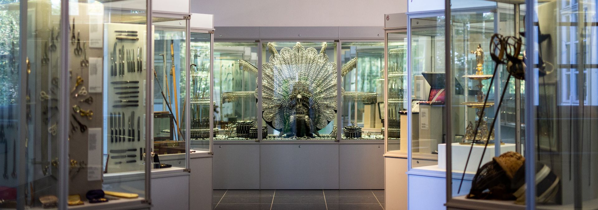 De pauw van scharen is een heel bijzondere tentoonstelling in het Duitse Blade Museum Solingen