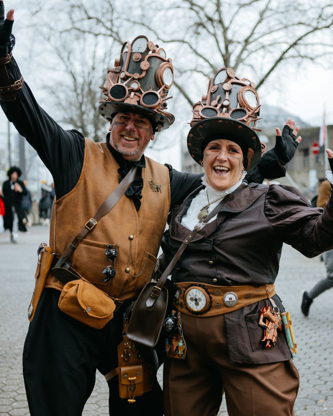 Twee steampunks vieren carnaval tijdens de Rose Monday parade in Keulen