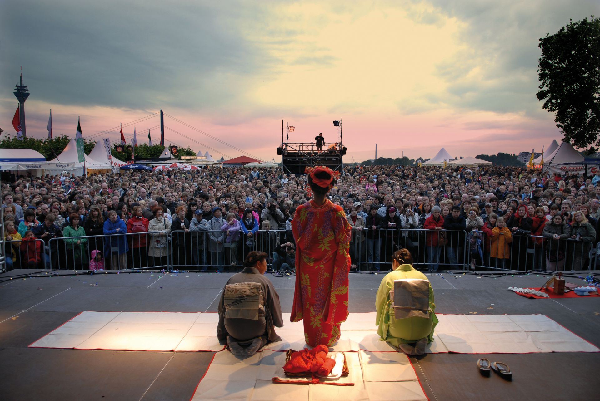 Ongeveer 630.000 bezoekers komen elk jaar naar Japan Day om fascinerende shows te zien en deel te nemen aan het workshopprogramma.