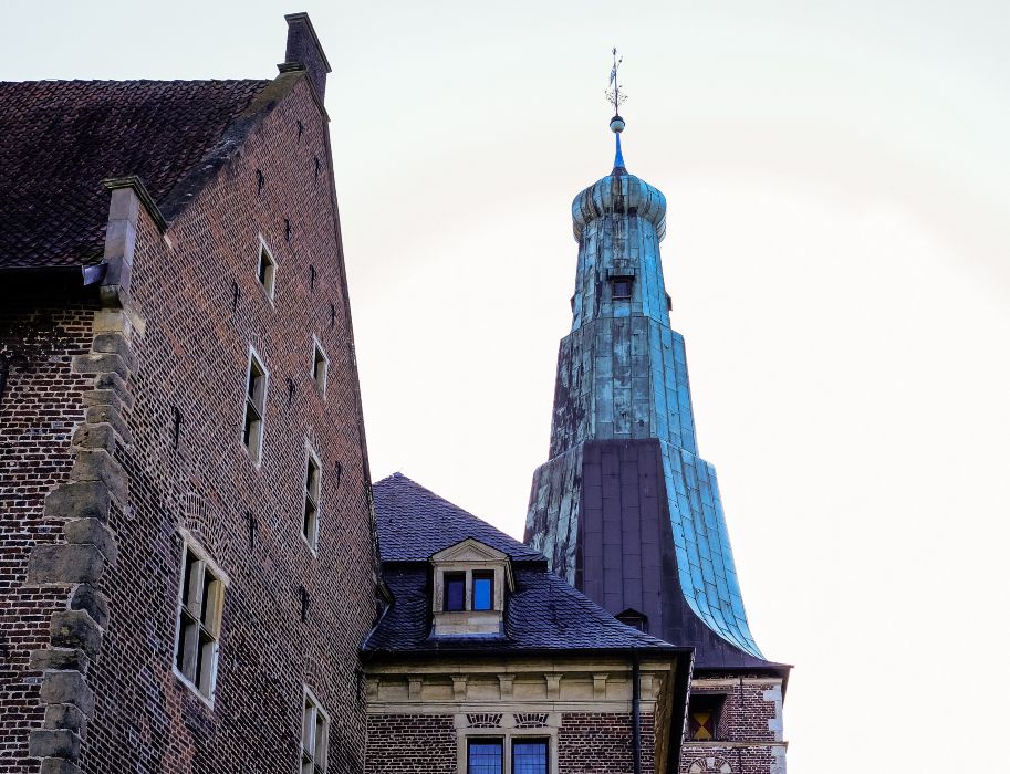 De toren van kasteel Raesfeld is de hoogste in zijn soort in Westfalen. Met zijn uivormige koepeldak en windwijzer springt hij onmiddellijk in het oog van bezoekers.