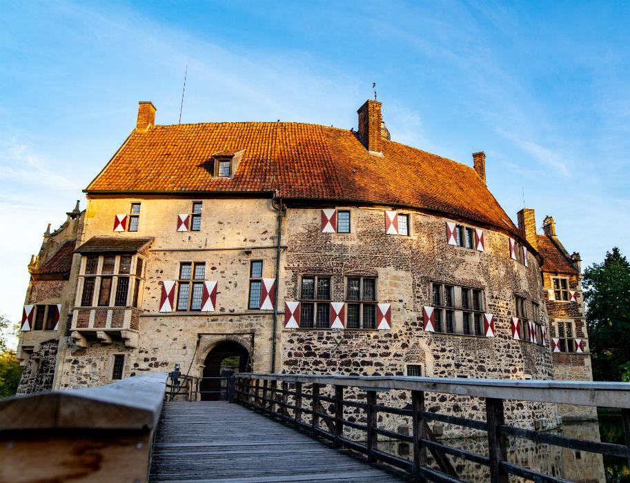 Het poortgebouw en de westelijke vleugel van Kasteel Vischering zijn versierd met rode en witte luiken.