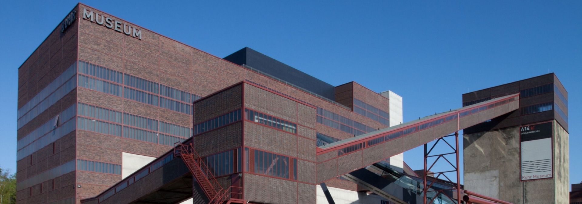 Buitenaanzicht van het Ruhr Museum in het Zollverein Kolenmijn Industrieel Complex