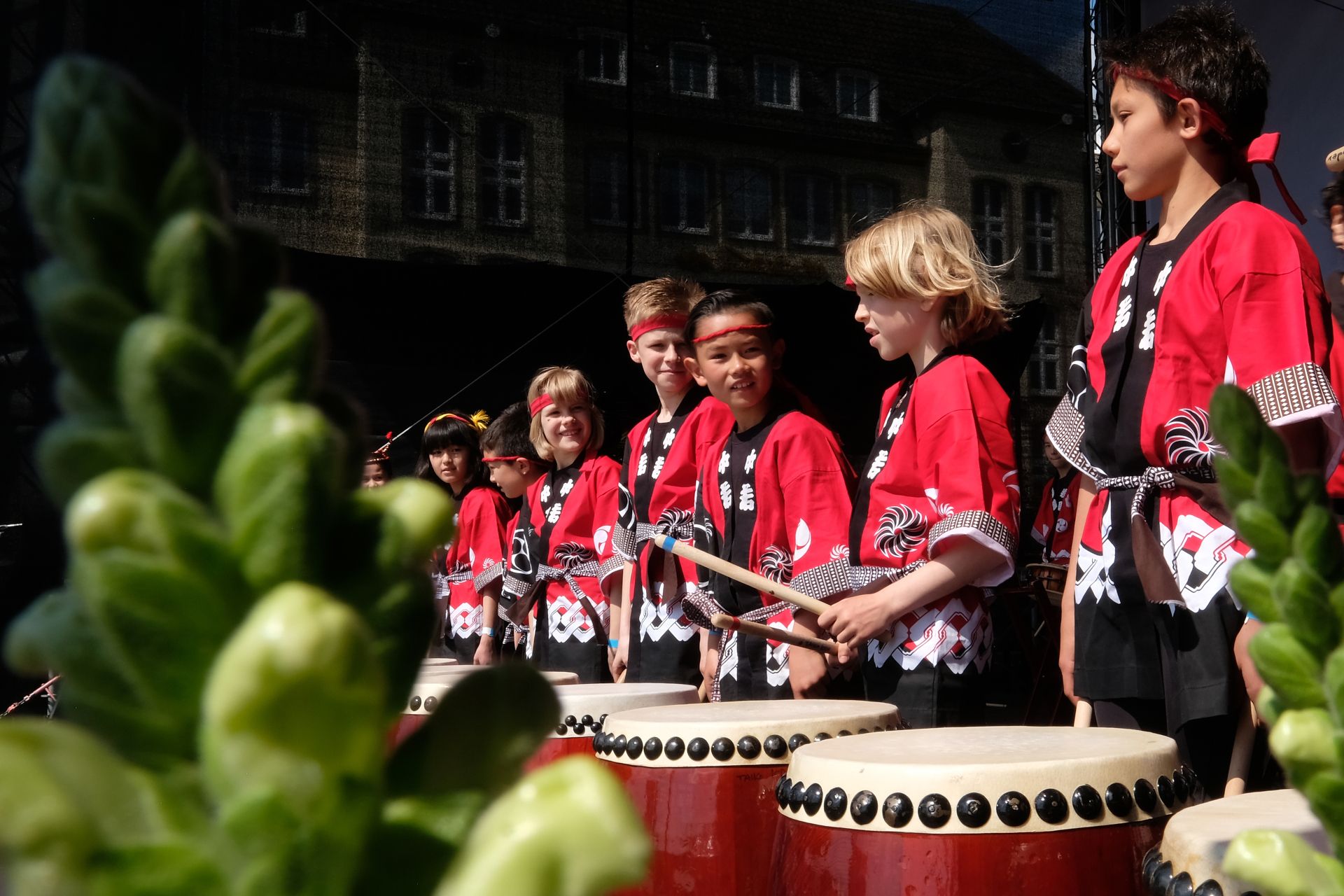 Japanse taiko-trommels weerklinken op het podium van Japan Day