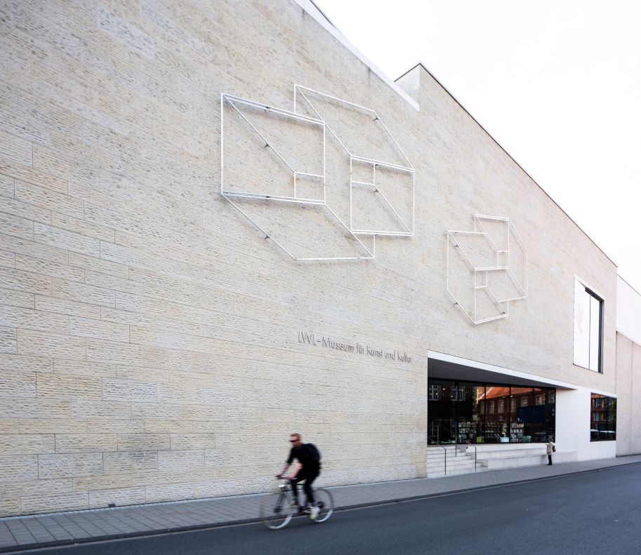 Josef Albers Supraportes trekken de aandacht op de gevel van het museum