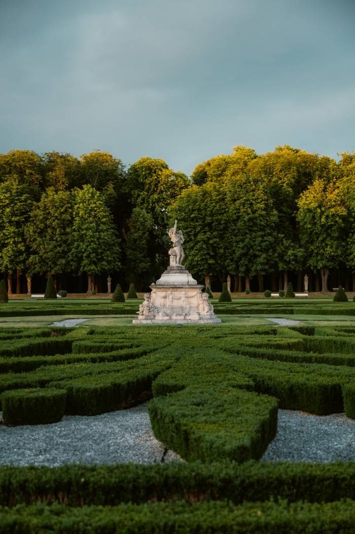 Gasten vinden baroksculpturen op het zogenaamde venuseiland bij Kasteel Nordkirchen