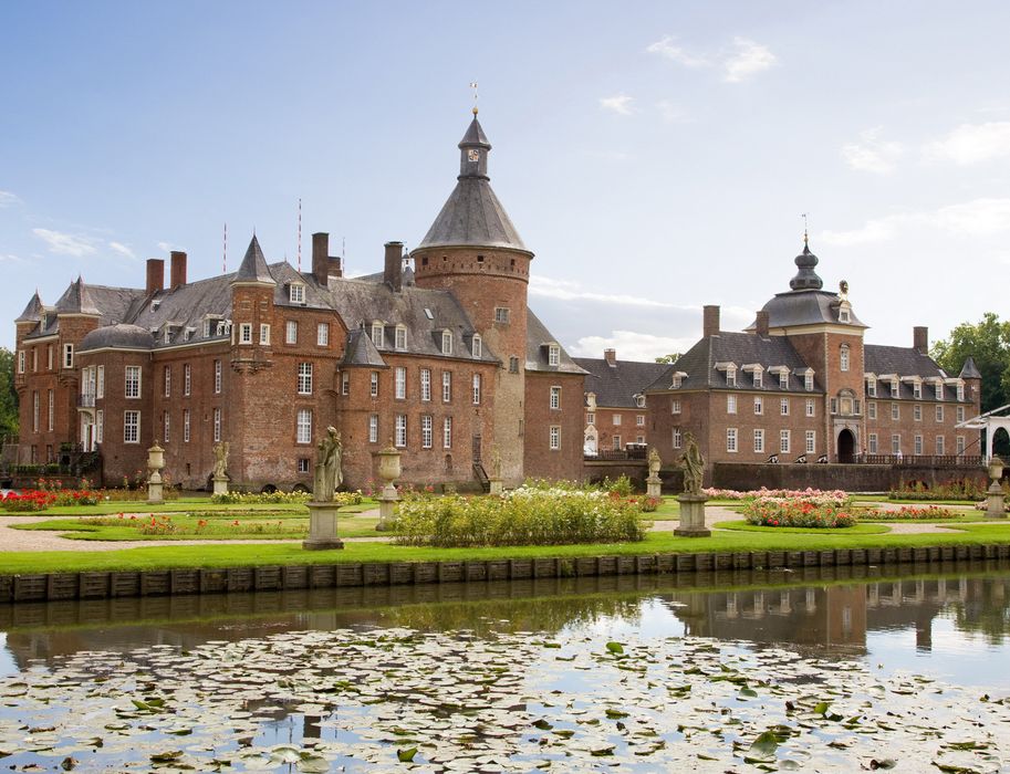 Kasteel Anholt is een van de grootste en mooiste waterburchten in het Münsterland.