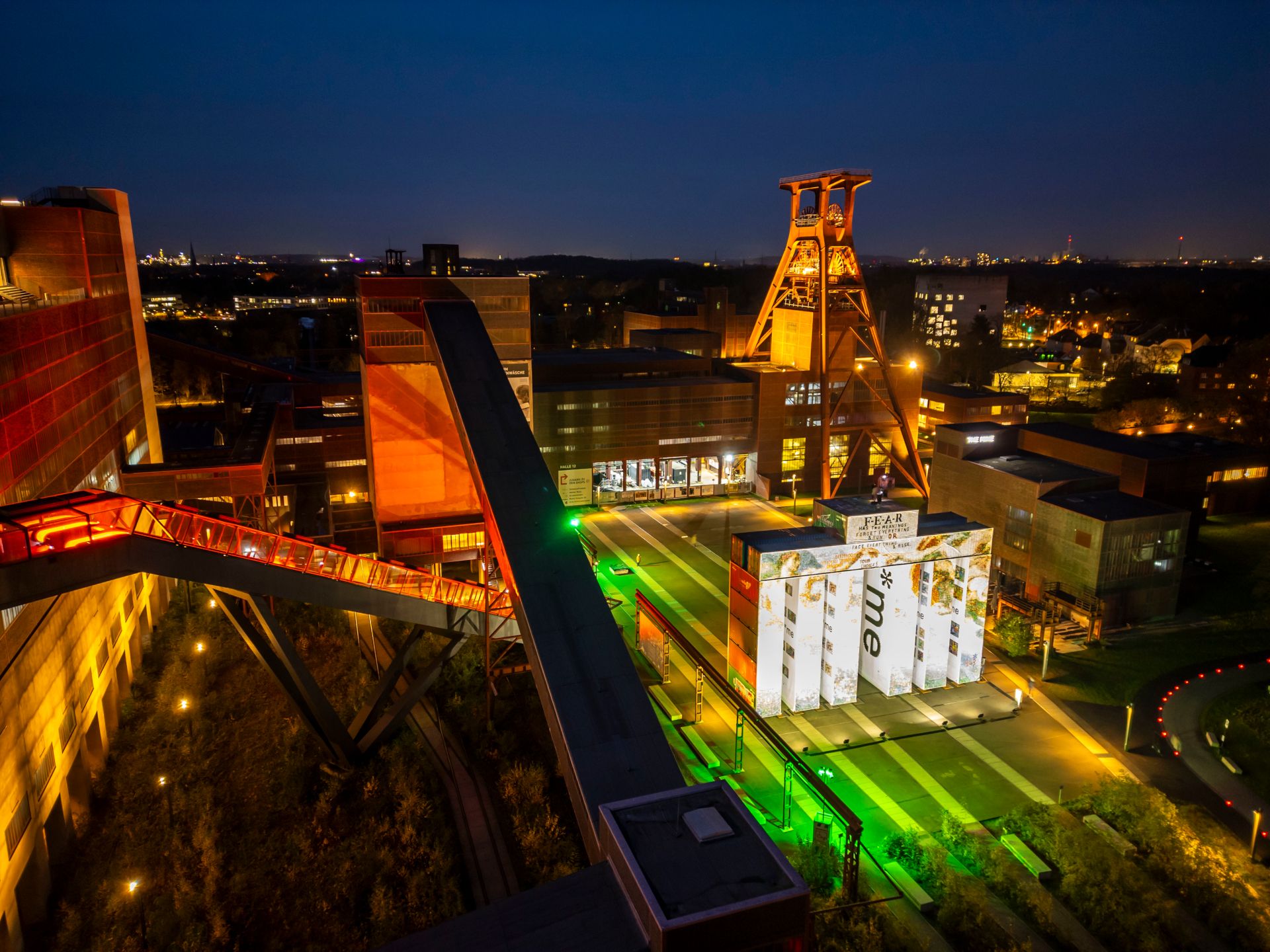 Met zijn enorme afmetingen wordt de Global Gate beschouwd als 's werelds grootste mobiele kunstwerk. Het is gemodelleerd naar de Brandenburger Tor