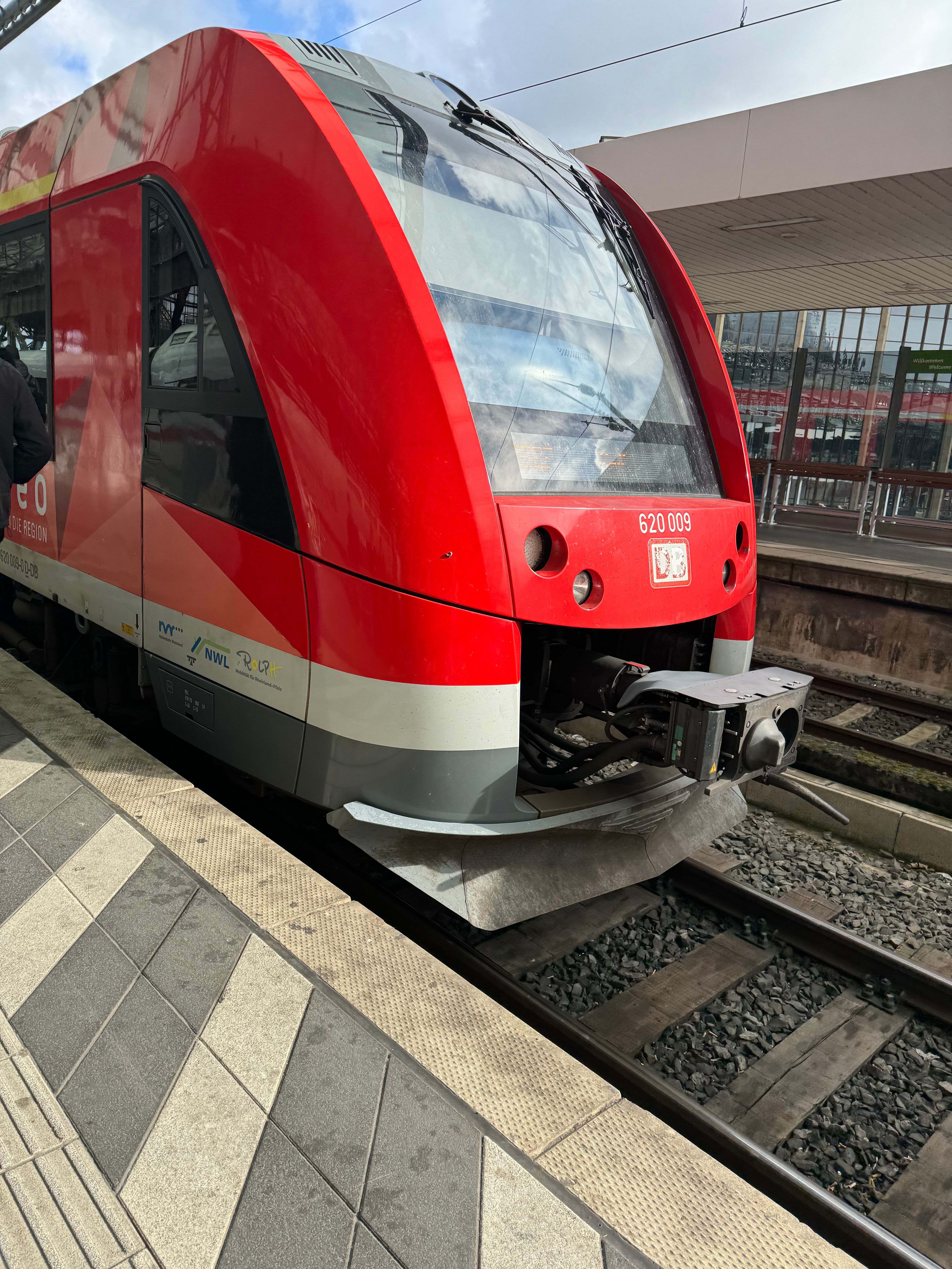 Stehende Bahn an Bahnhof