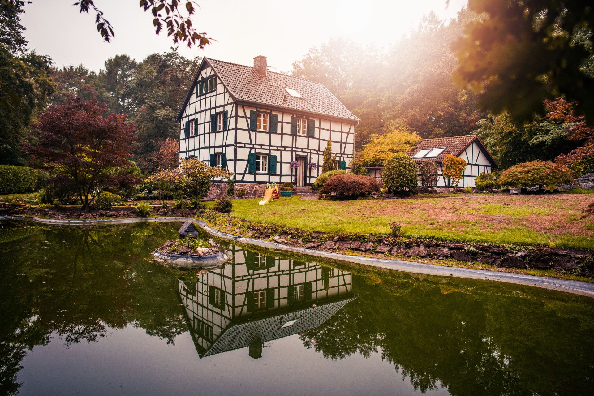 Wahnenmühle Außenansicht; Haus und Teich