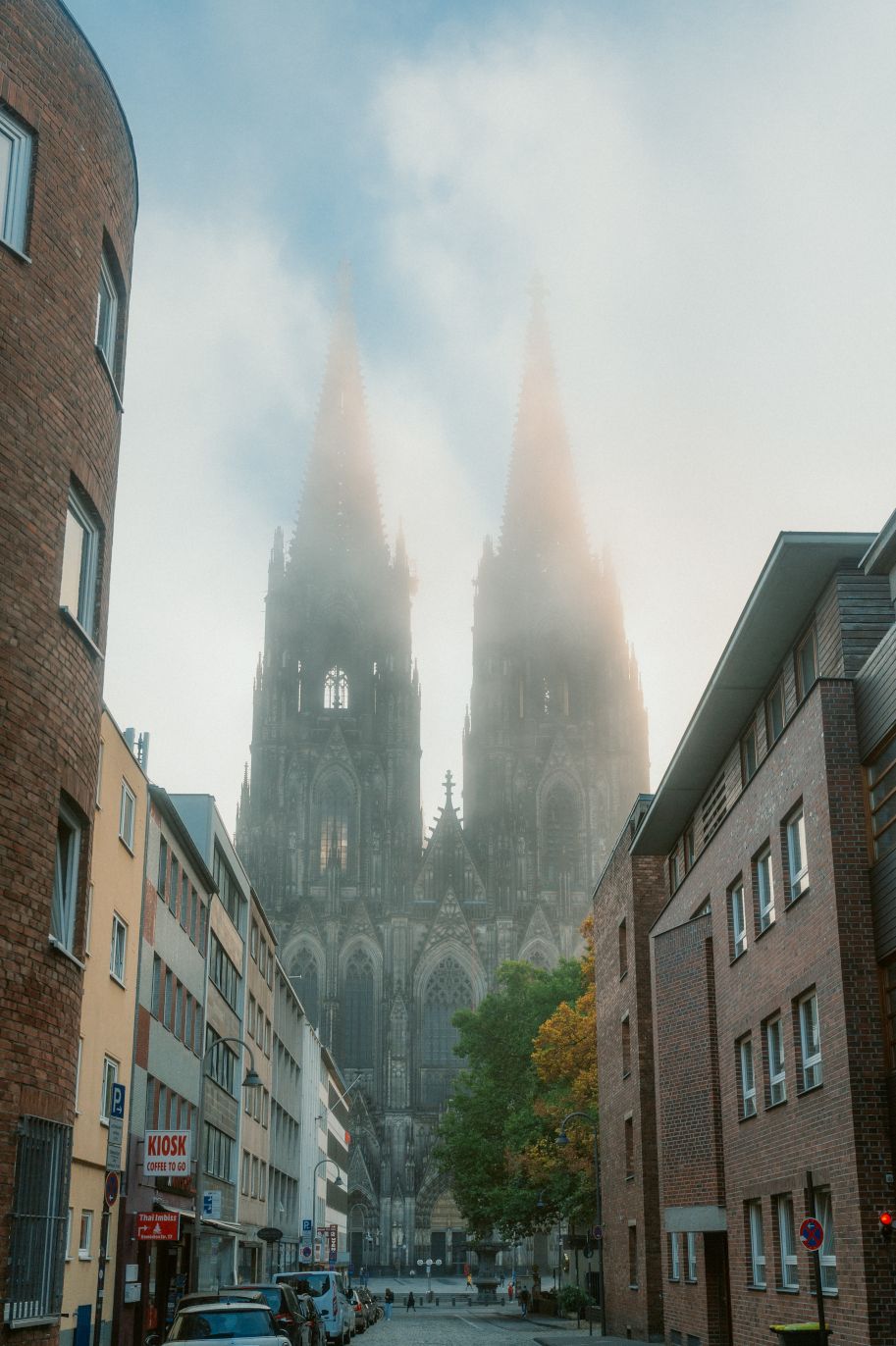 De Dom van Keulen torent als een reus uit tussen de canyons van huizen