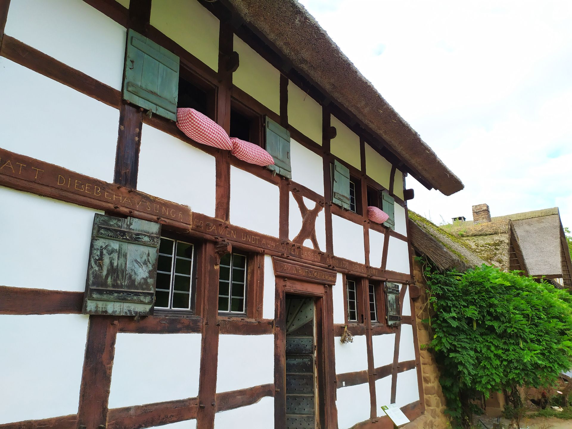 Das LVR-Freilichtmuseum Kommern ist ein Regionalmuseum, dass sich der Bau- und Lebensgeschichte verschiedener Regionen in fünf Baugruppen nähert: Westerwald, Eifel, Niederrhein, Bergisches Land und der Marktplatz Rheinland