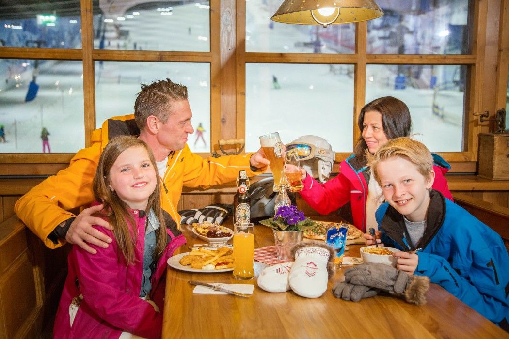 Gezinnen kunnen een pauze inlassen van het sporten op de Salzburger Hochalm en genieten van wat verfrissingen