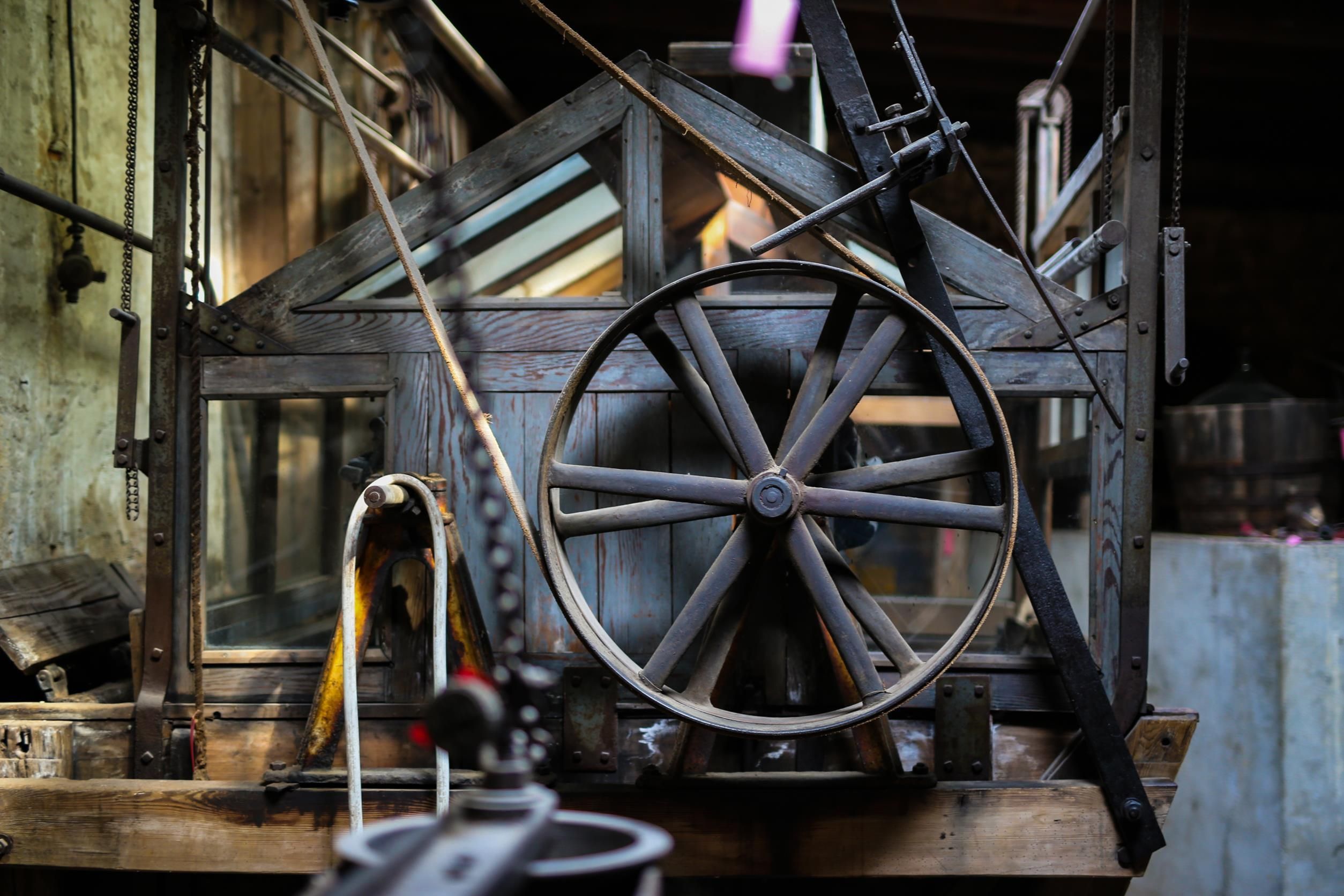 Aandrijfriemen worden duidelijk gedemonstreerd in het industriële museum