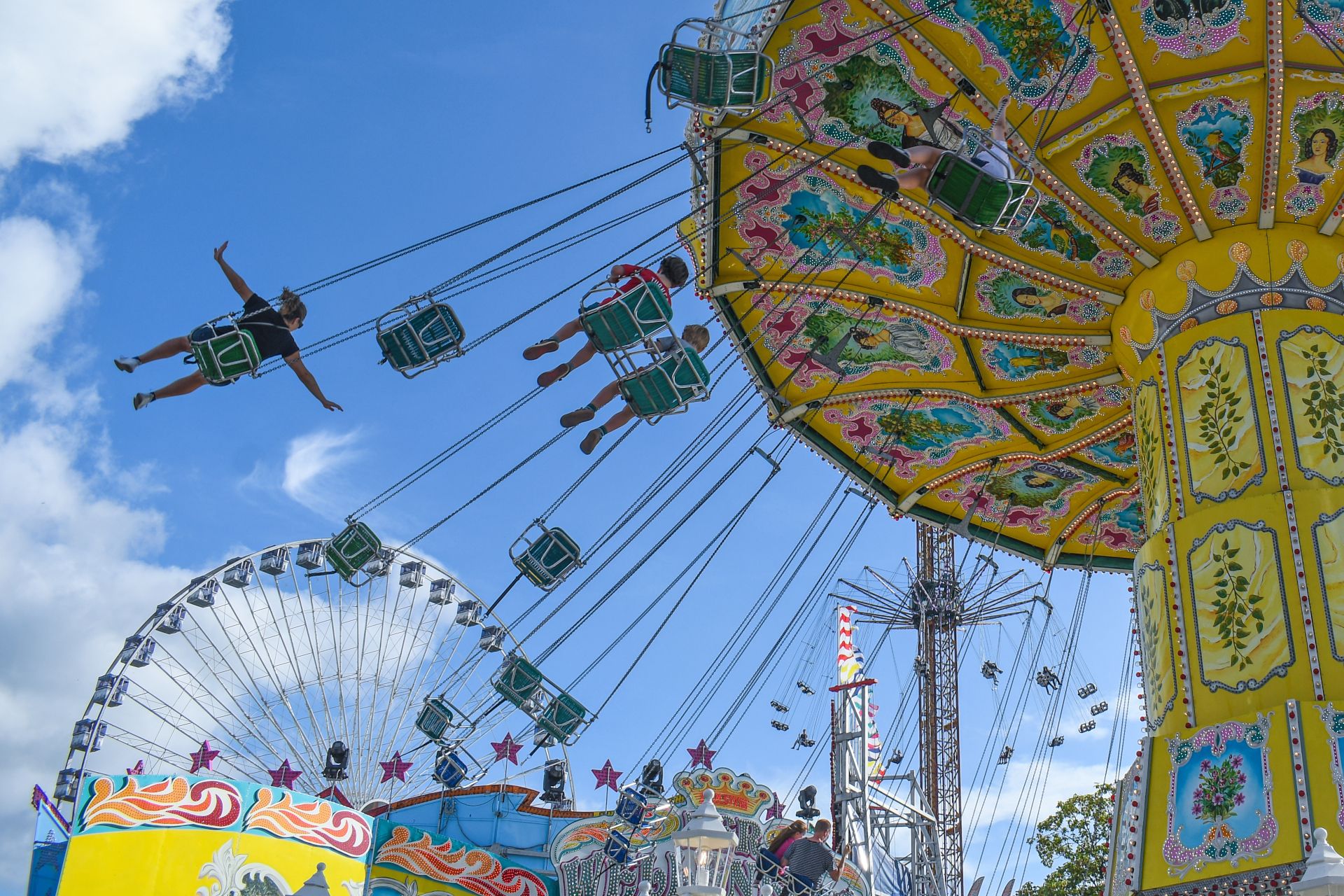 De kettingcarrousel vermaakt jong en oud op de Pützchens Markt