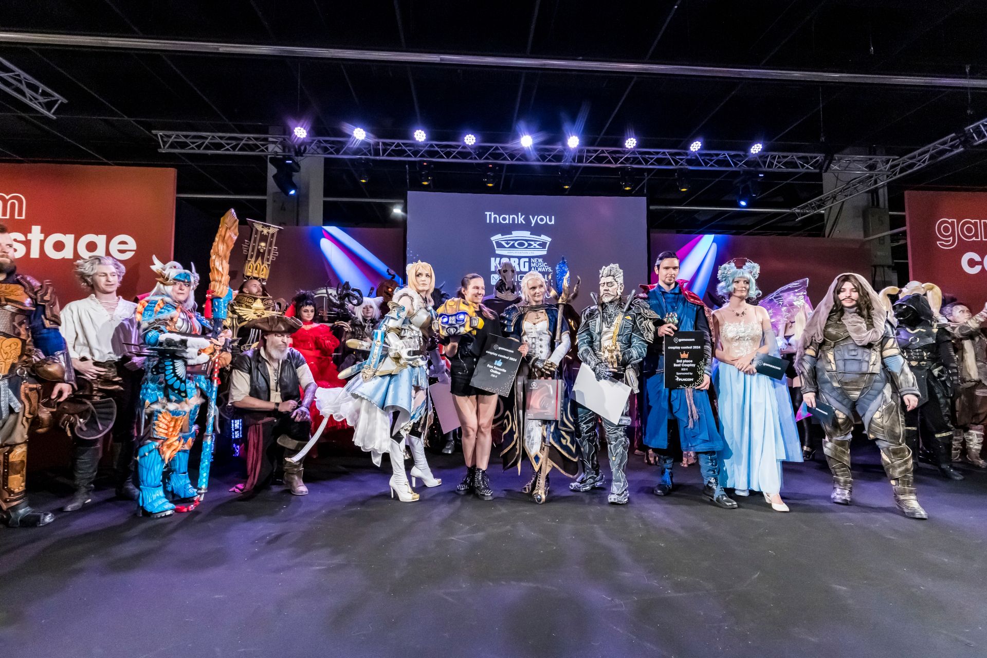 Cosplay Wedstrijd 2024, groepsfoto, Cosplay Podium, Hal 5.1