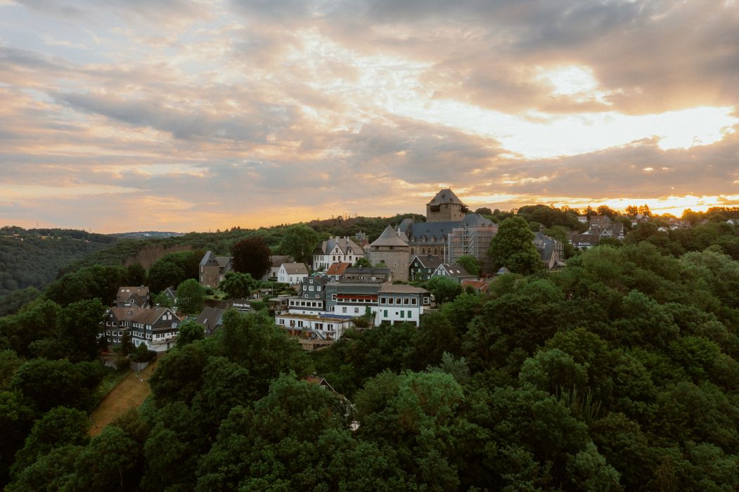 Het landschap van het Bergisches Land is adembenemend. Vanuit de wijk Oberburg hebben gasten het beste uitzicht op het omringende landschap.