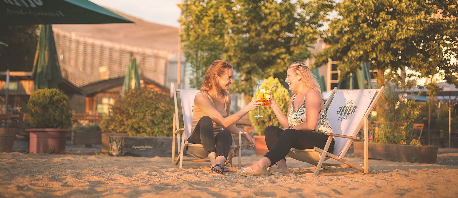 Ligstoelen kunnen worden gebruikt voor ontspannende momenten in de biertuin van de Salzburger Hochalm