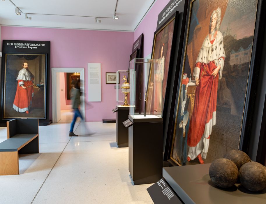 De keurvorstelijke kamer in de permanente tentoonstelling met levensgrote portretten