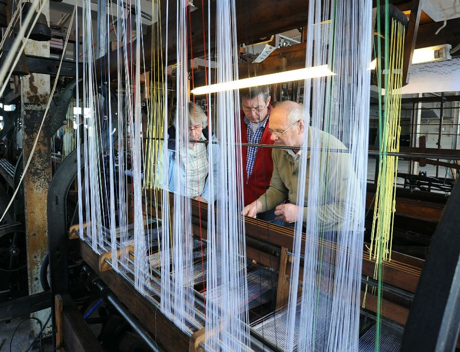 Op de weefgetouwen van de weverij kunnen gasten zien hoe stoffen voor doeken en tafelkleden worden gemaakt.