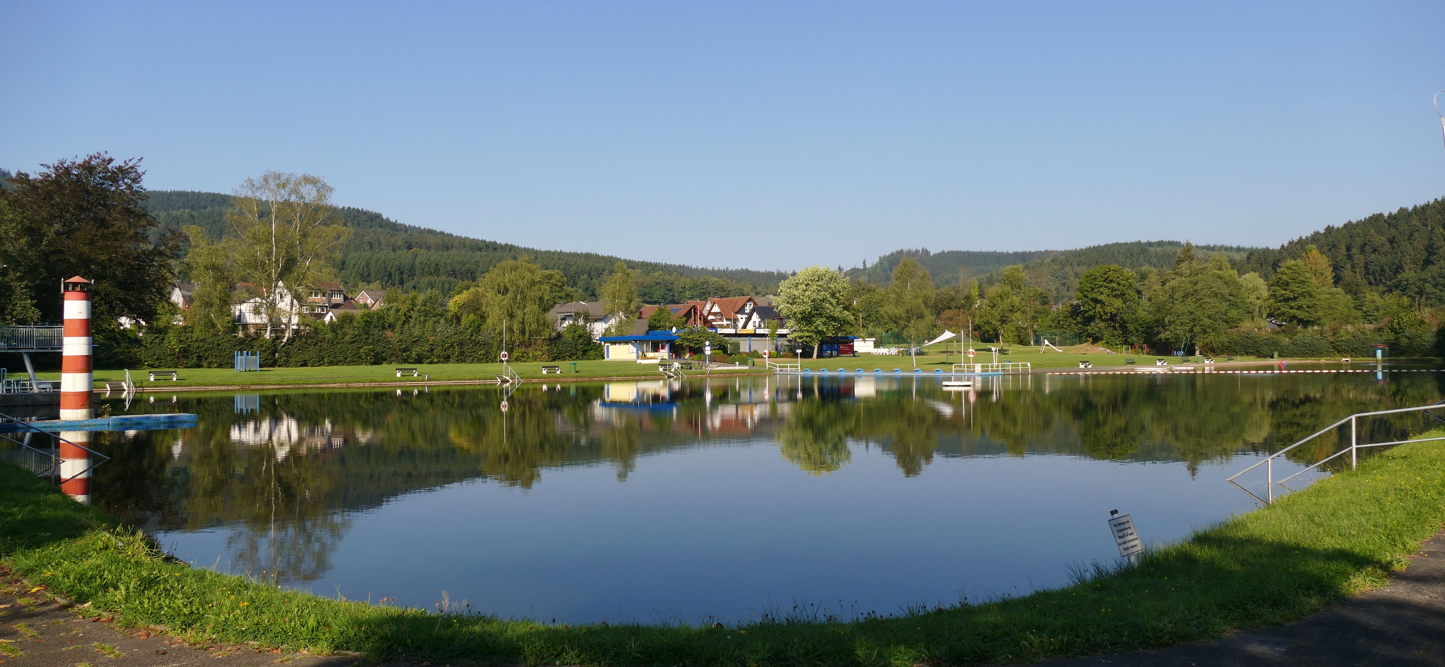 Naturfreibad Müsen, Uitzicht op het natuurlijke buitenzwembad Müsen, Siegen-Wittgenstein