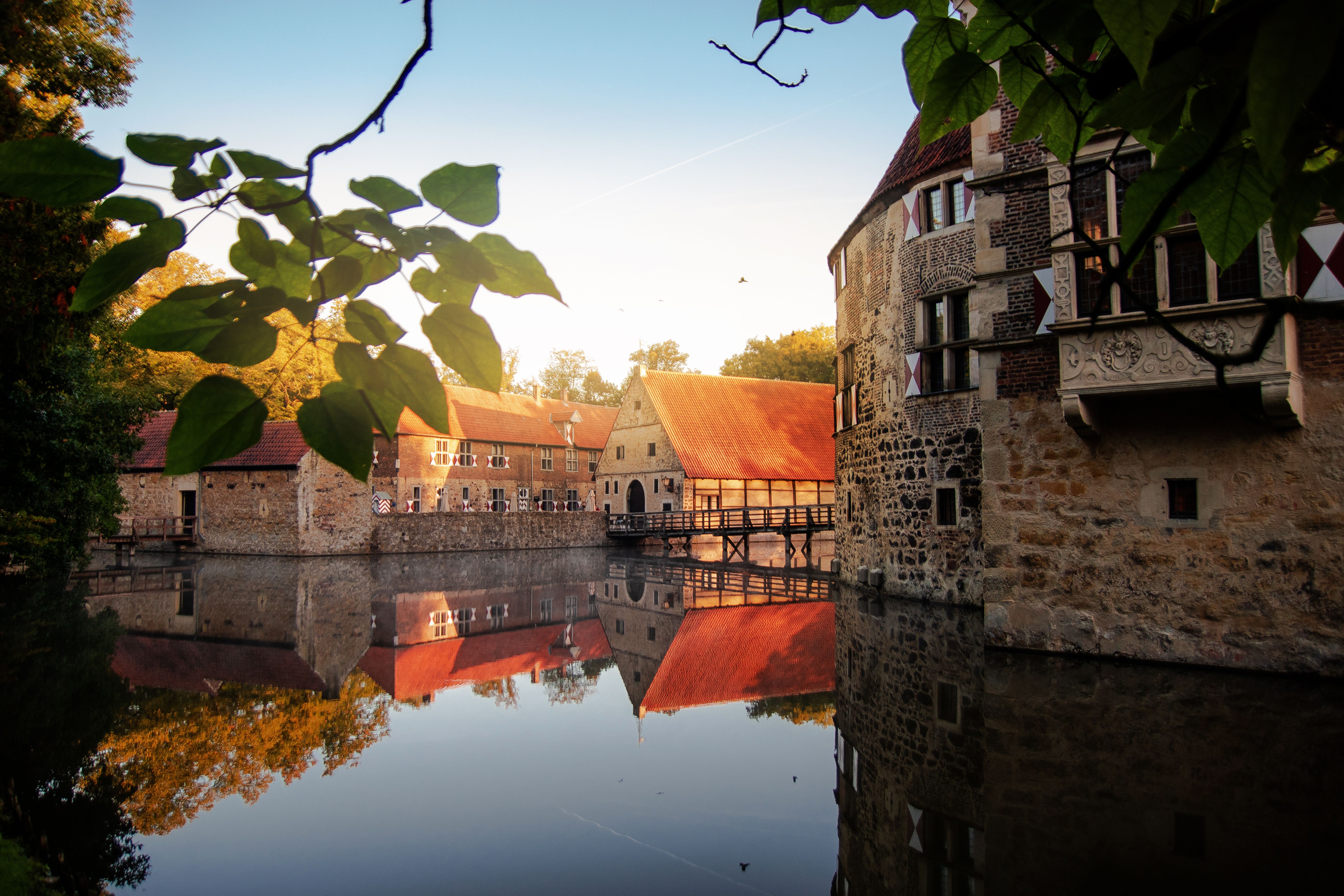 Burg Vischering Blick auf den Hof vom Ufer