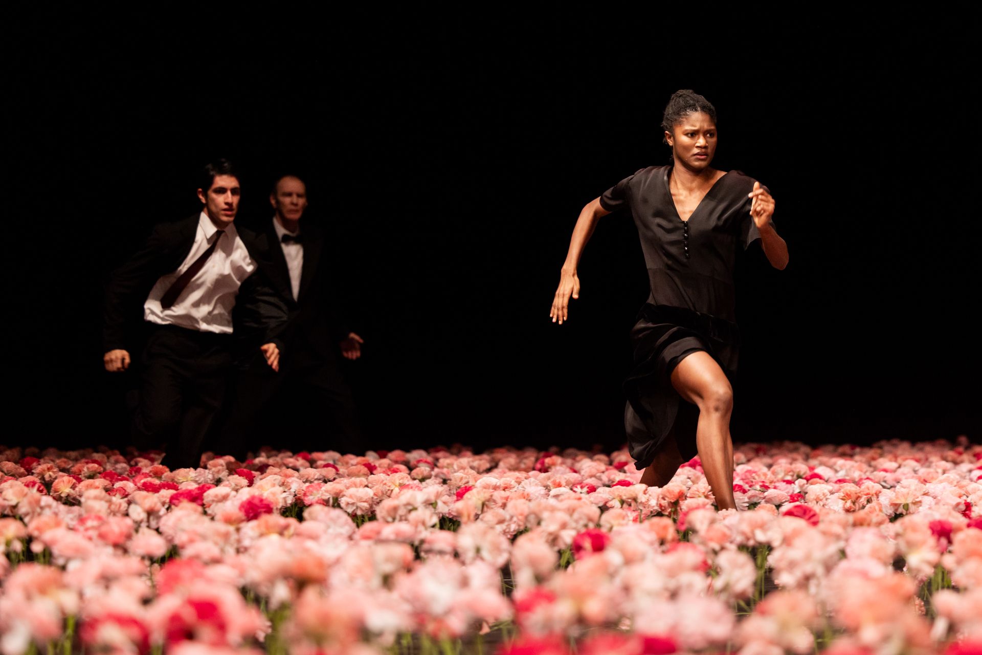 Nelken - Een stuk van Pina Bausch, Luciény Kaabral, Alexander Lopéz Guerra, Andrey Berezin