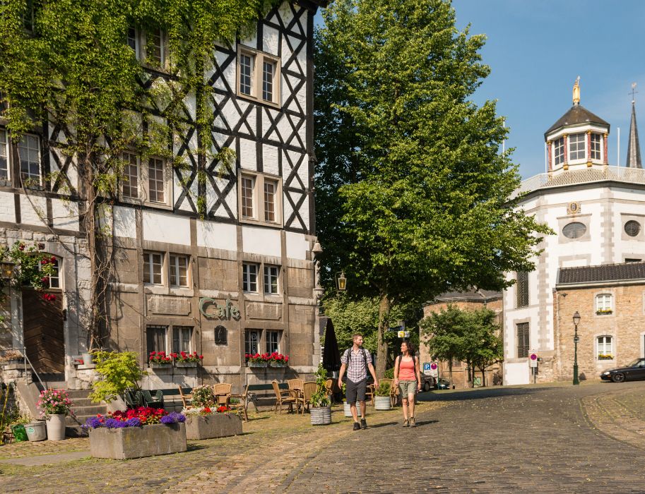 De Eifelsteig begint in het historische centrum van Kornelimünster