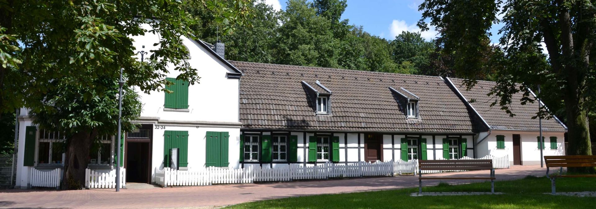 Buitenaanzicht van de St Antony hut in de lente