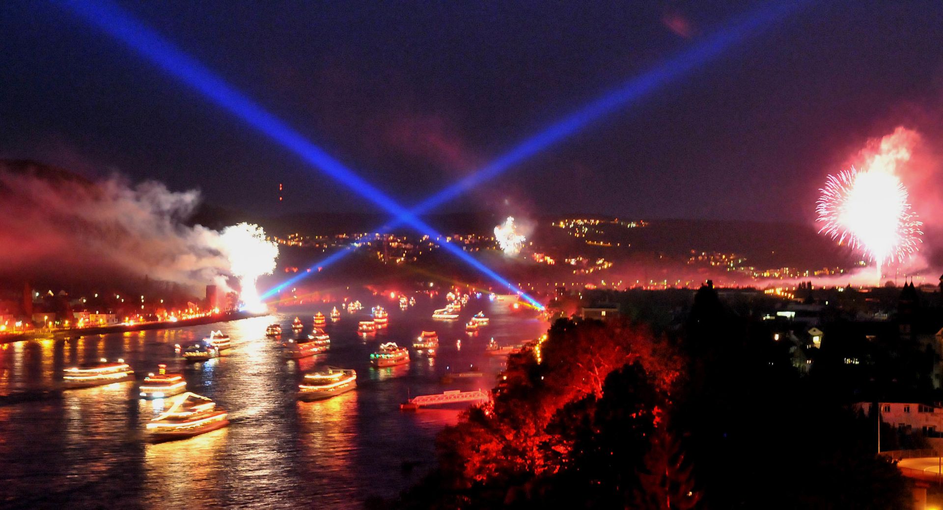 Een muziekgesynchroniseerd vuurspektakel vormt de bekroning van Rijn in Vlammen