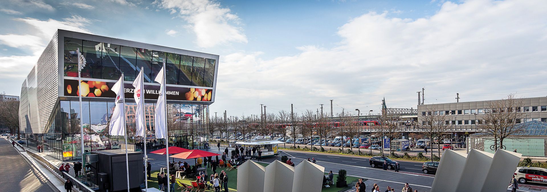 Buitenaanzicht van het Duitse voetbalmuseum Dortmund - direct bij het hoofdstation