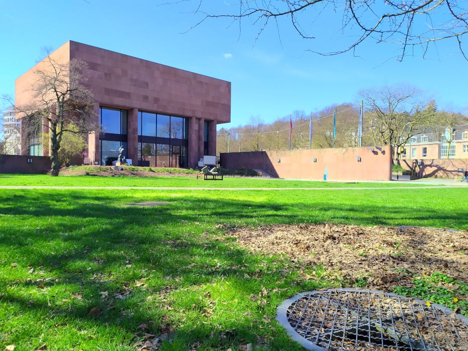 Het kubistische gebouw van de Kunsthalle Bielefeld met zijn rode zandstenen gevel is een blikvanger