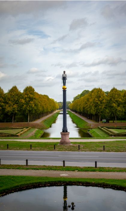 De New Iron Man van Stephan Balkenhol is een pilaarfiguur in de baroktuin van het Museum Kurhaus Kleve.