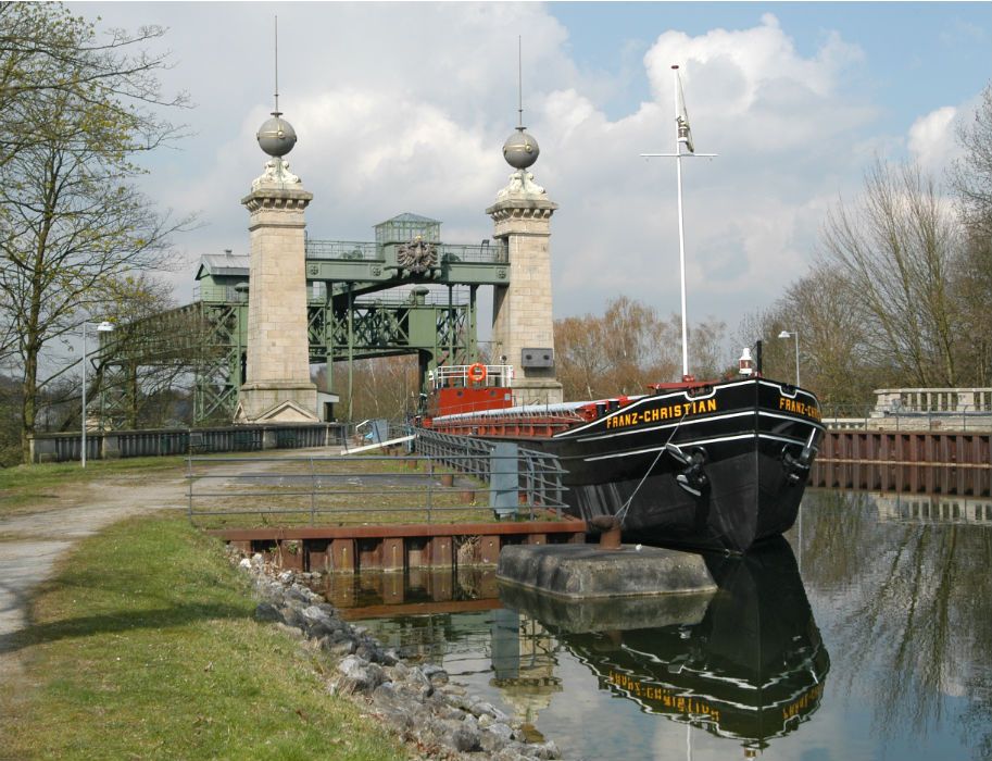 Het schip Franz-Christian ligt afgemeerd voor de scheepslift van het LWL-Museum Henrichenburg