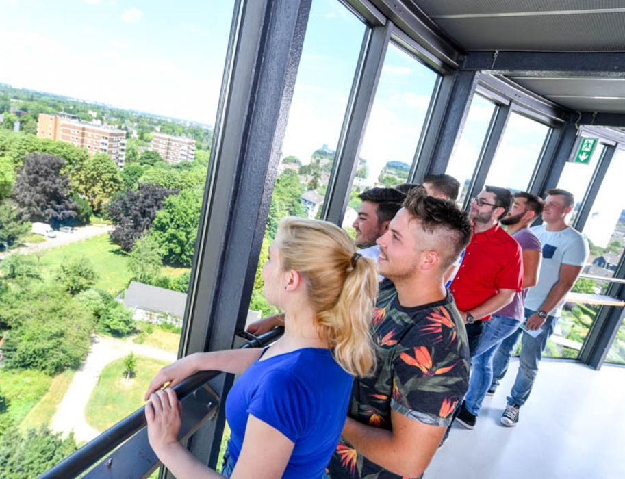 Gasten kunnen genieten van een panoramisch uitzicht over het Ruhrgebied vanaf de bovenste verdieping van de opslagtoren in Mülheim-Styrum.