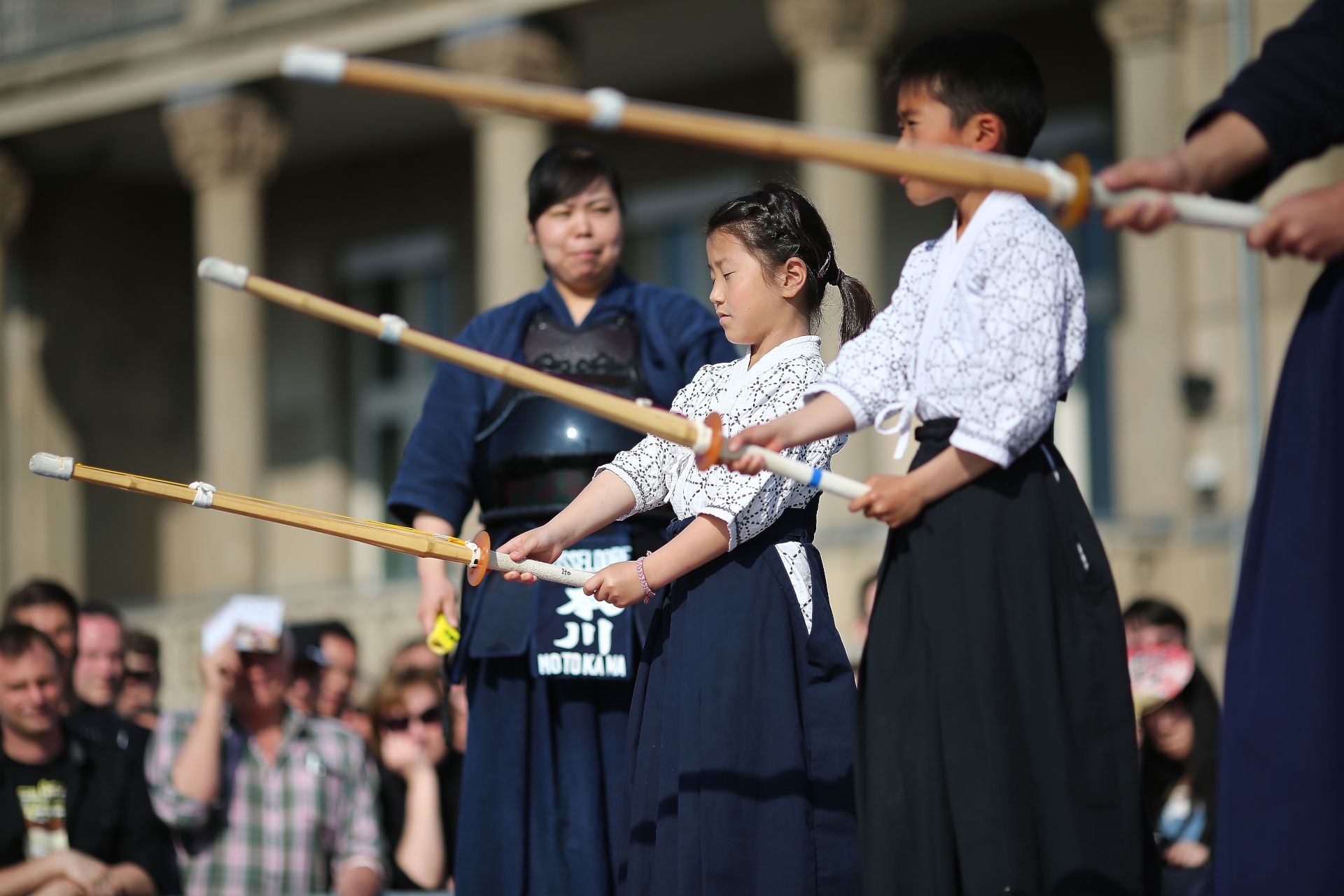 Meisjes en jongens demonstreren hun vaardigheden in Kendo, de Japanse zwaardvechtkunst