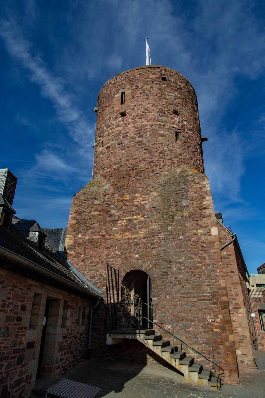 De kunstacademie van Heimbach is gevestigd in een van de oudste gebouwen in de Eifel, kasteel Hengebach.