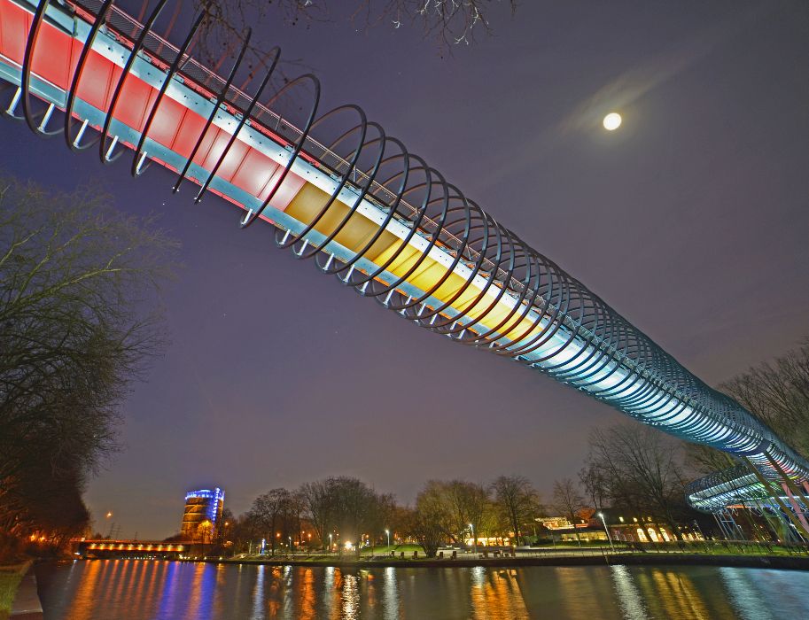 Slinky Springs to Fame is een brugkunstwerk van Tobias Rehberger