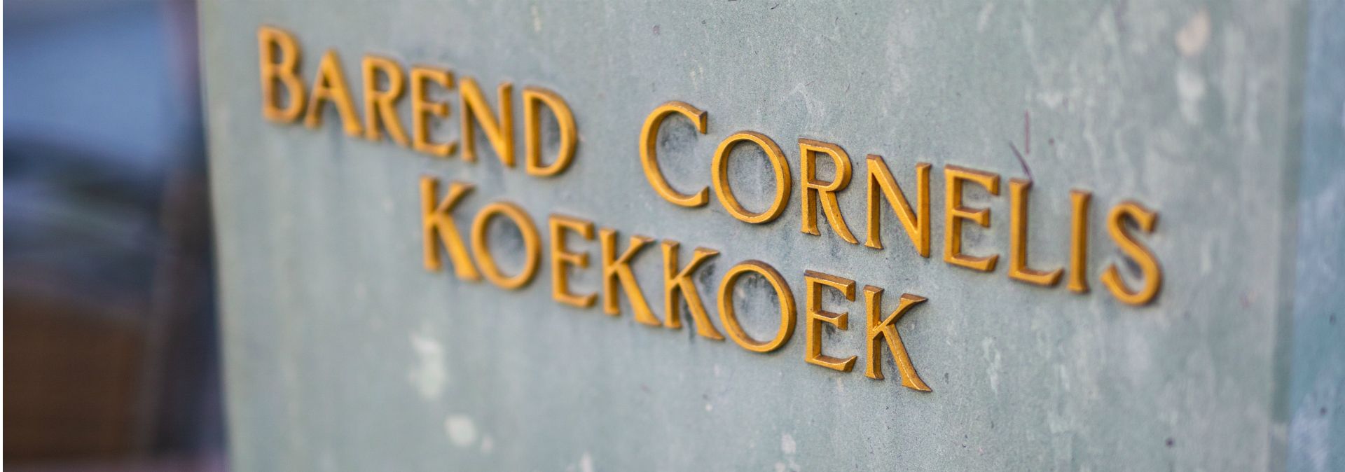 Close-up van het monument voor B. C. Koekkoek