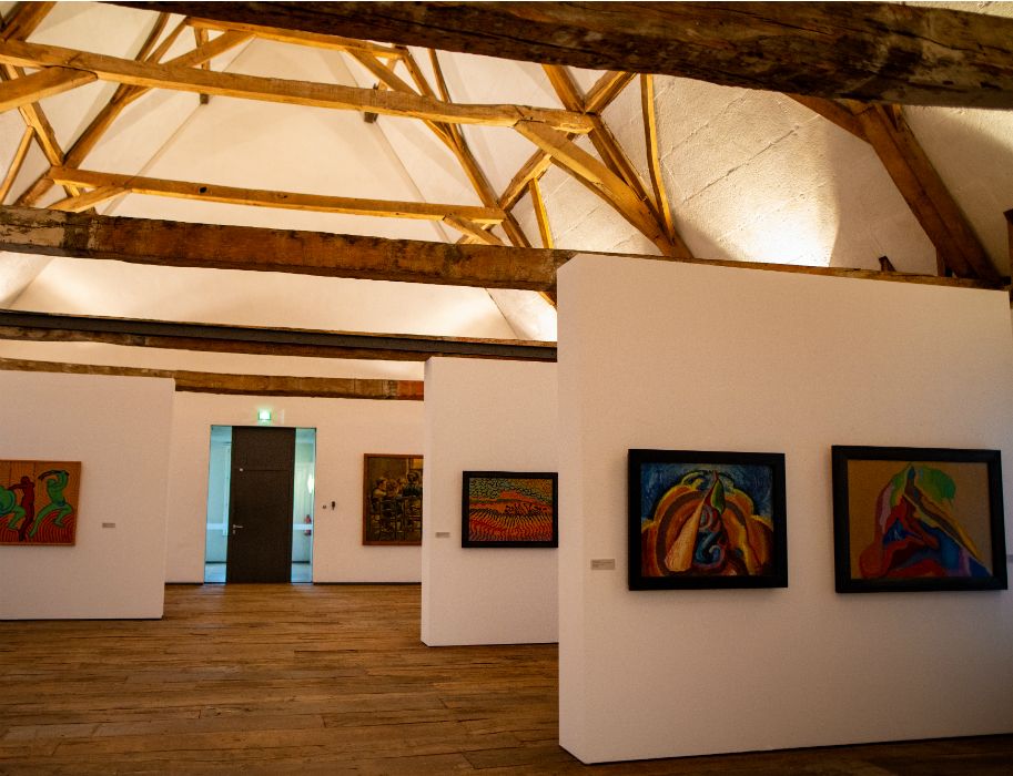 De Westfaalse galerie in het Museum Kloster Bentlage toont schilderijen van verschillende kunstenaars, waaronder de Westfaalse expressionist Wilhelm Morgner.