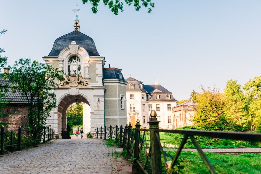 Via het toegangsportaal leidt het pad over de binnenplaats naar het hoofdkasteel