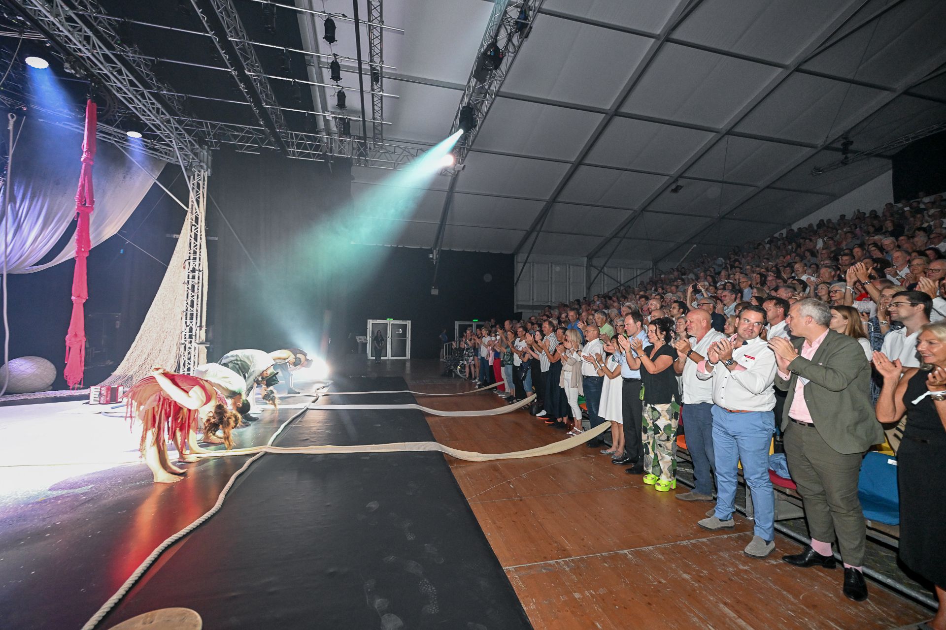 Het publiek is enthousiast. Gasten applaudisseren na de voorstellingen van het Düsseldorf Festival