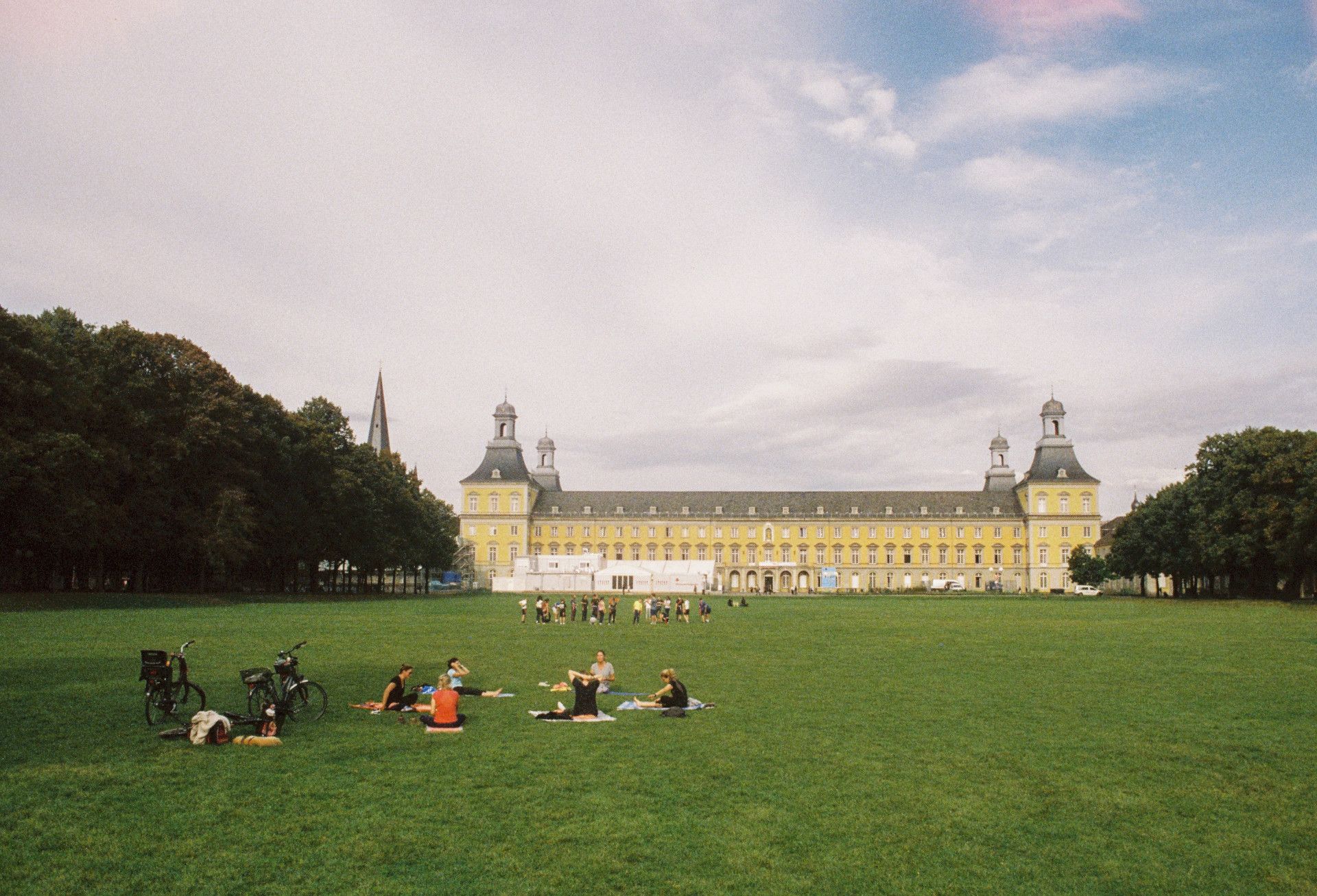 Hofgarten Bonn mit Blick auf Hauptgebäude der Universität Bonn