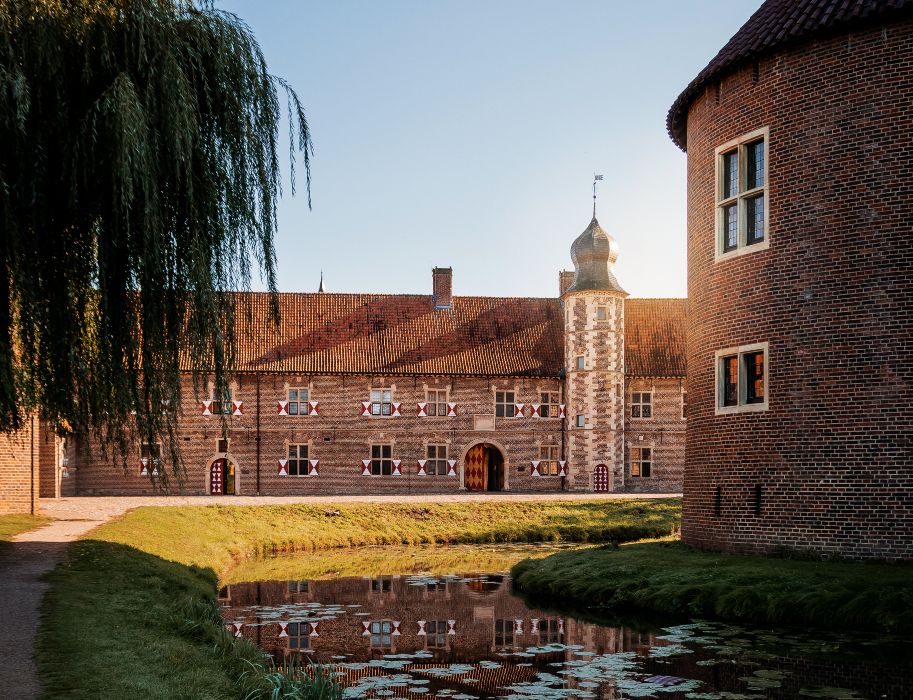 Een kleine slotgracht omringt kasteel Raesfeld