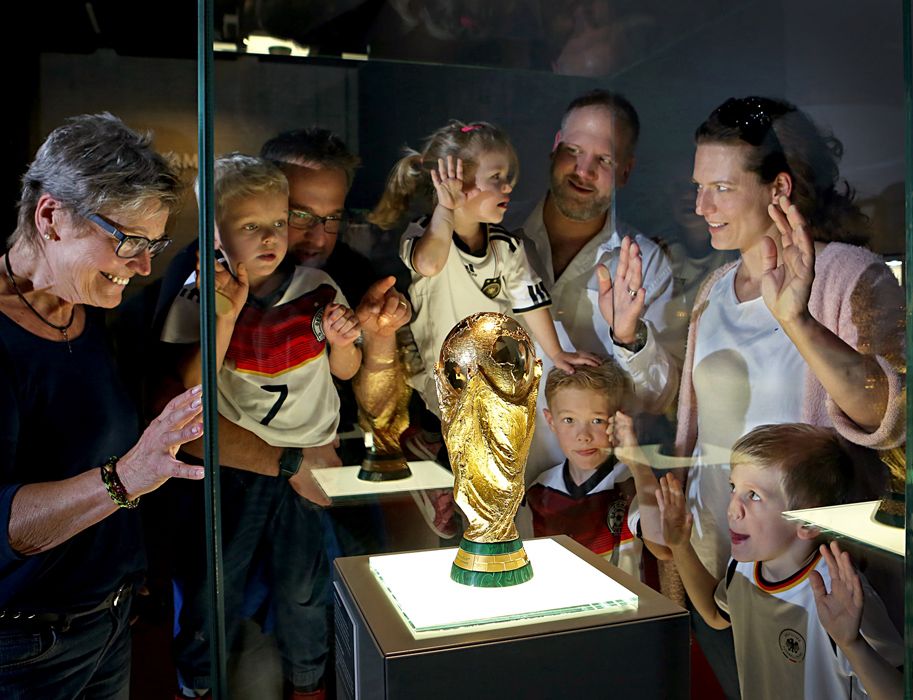 Schatkamer in het Duitse voetbalmuseum in Dortmund