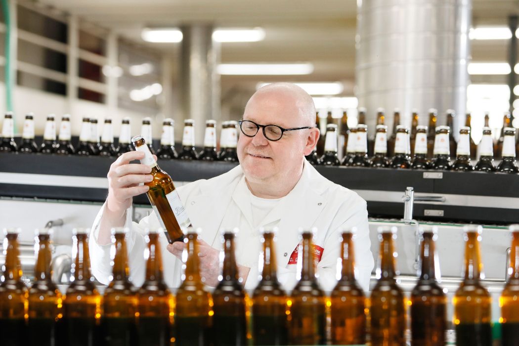 De bierflessen van König-Brauerei worden onderworpen aan strenge kwaliteitscontroles