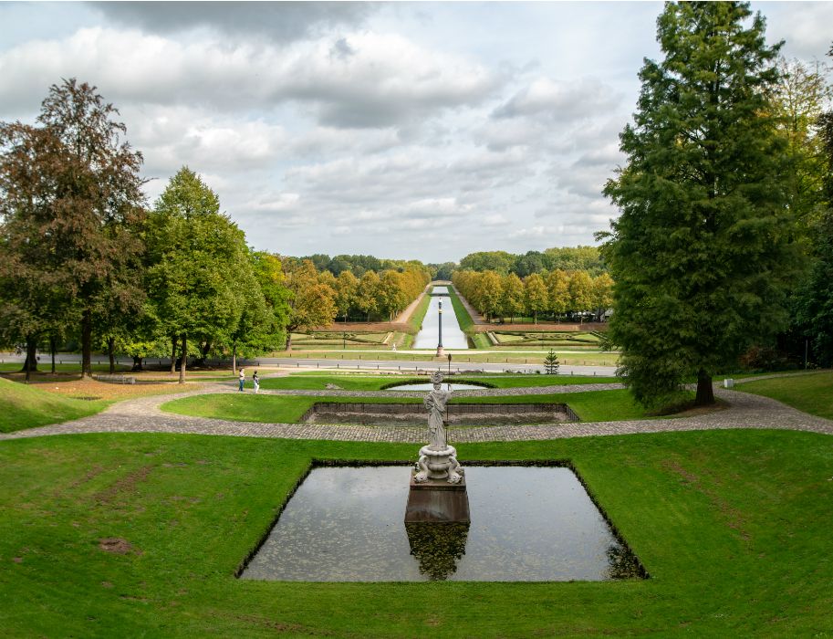 De tuinen rond het Museum Kurhaus Kleve zijn bijna perfect symmetrisch