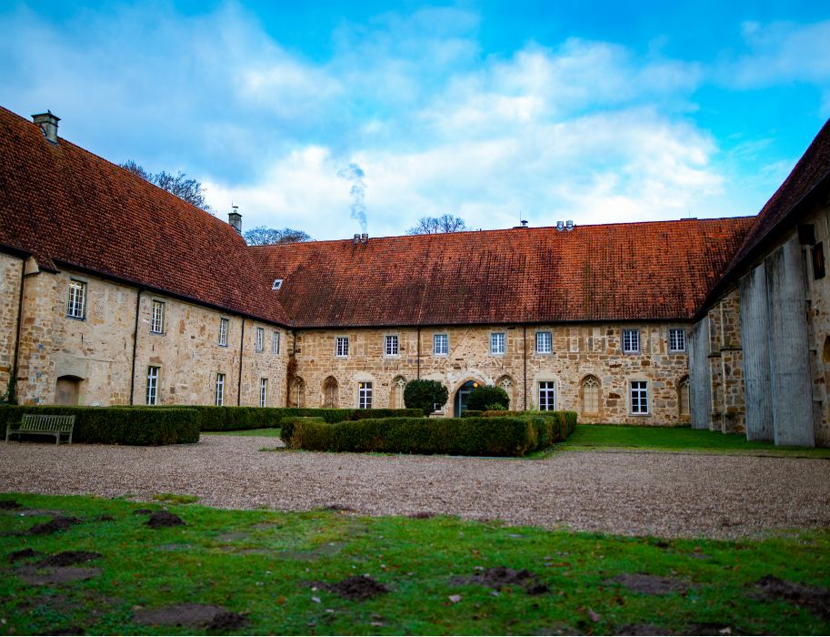 De binnenplaats van het kruisvaardersklooster Bentlage bij Rheine in Münsterland, dat werd gesticht in 1437